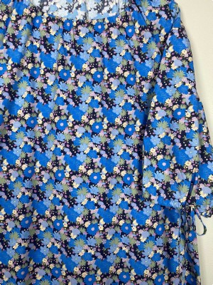 Knowledge Cotton Apparel str. S <br/> sort kjole med blå og gule blomster