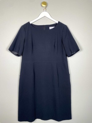 Estée Lauder str. L/XL <br/> sort kjole med lommer