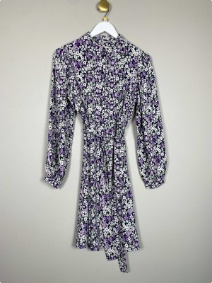 Pieces str. M <br/> sort kjole med hvide og lilla blomster