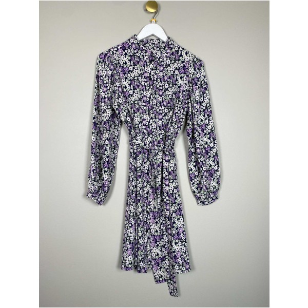 Pieces str. M <br/> sort kjole med hvide og lilla blomster