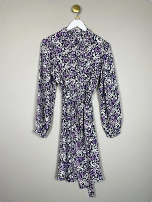 Pieces str. M <br/> sort kjole med hvide og lilla blomster