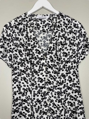 Calvin Klein str. S <br/> hvid kjole med sorte blomster