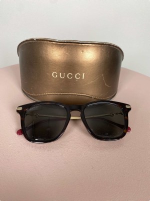 Gucci <br/> solbrille med logo på stang