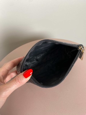 Sort makeup pung med crocomønster