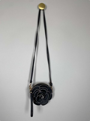 Sort skuldertaske med blomst