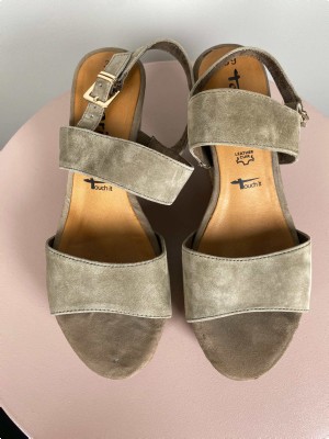 Tamaris Str. 39 <br/>  Sandaler med hæl i oliven grøn.