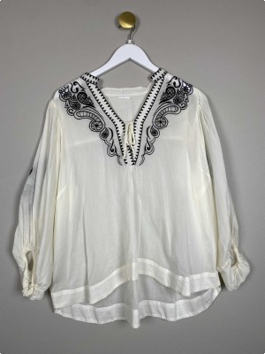 Gossia str. M <br/> hvid bluse med bindebånd og broderi