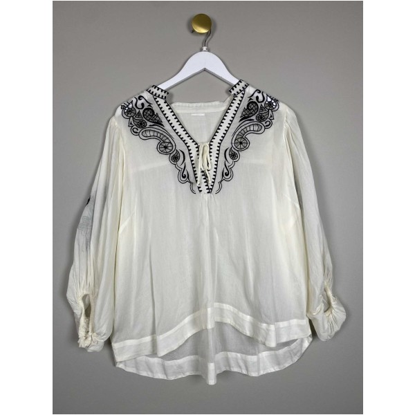 Gossia str. M <br/> hvid bluse med bindebånd og broderi
