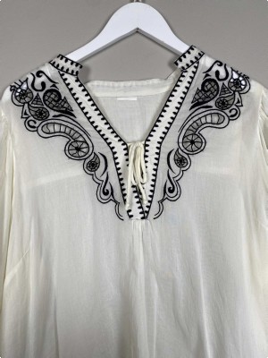 Gossia str. M <br/> hvid bluse med bindebånd og broderi