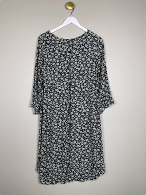 Jackpot str. 40 <br/> blomstret kjole