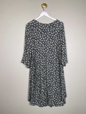 Jackpot str. 40 <br/> blomstret kjole