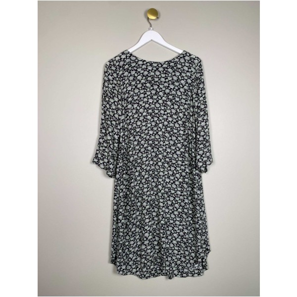 Jackpot str. 40 <br/> blomstret kjole