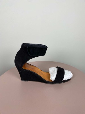 Chie Mihara str. 38 <br/> sort sandal med kilehæl