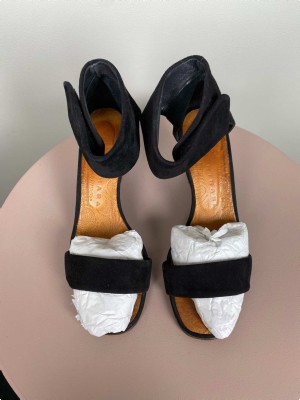 Chie Mihara str. 38 <br/> sort sandal med kilehæl