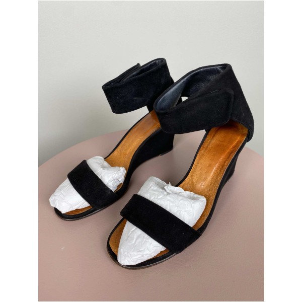Chie Mihara str. 38 <br/> sort sandal med kilehæl - Image 4