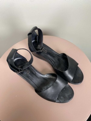 Ecco str. 37 <br/> sort sandal med hæl