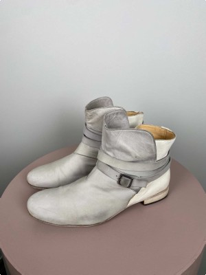 Lloyd str. 38 <br/> beige støvle med spænde
