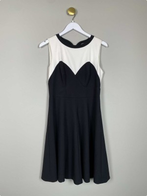 Karen Millen str. 40 <br/> sort og hvid kjole