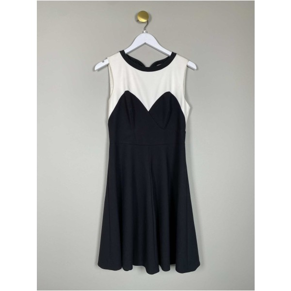 Karen Millen str. 40 <br/> sort og hvid kjole