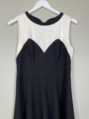 Karen Millen str. 40 <br/> sort og hvid kjole