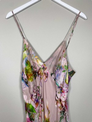 Sand str. 38 <br/> nude silkekjole med blomster