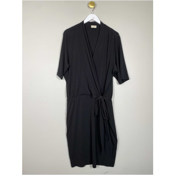By Malene Birger str. 40 <br/> sort kjole med slå-om effekt