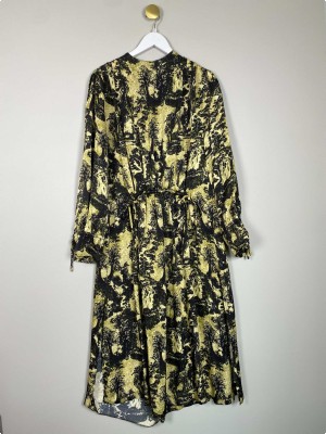 Day Birger et Mikkelsen str. 38 <br/> gul/sort kjole med bindebånd i taljen