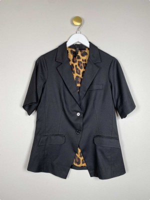 Design by Lærke Str. M <br/> Kortærmet blazer, sort.