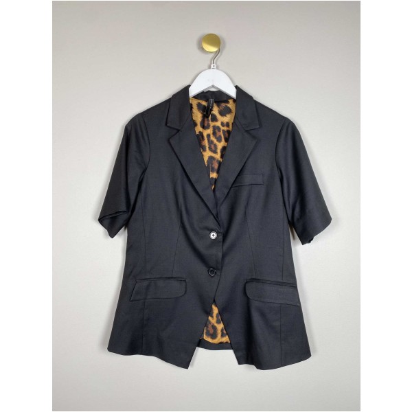 Design by Lærke Str. M <br/> Kortærmet blazer, sort.