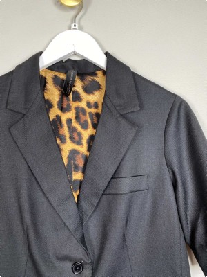 Design by Lærke Str. M <br/> Kortærmet blazer, sort.