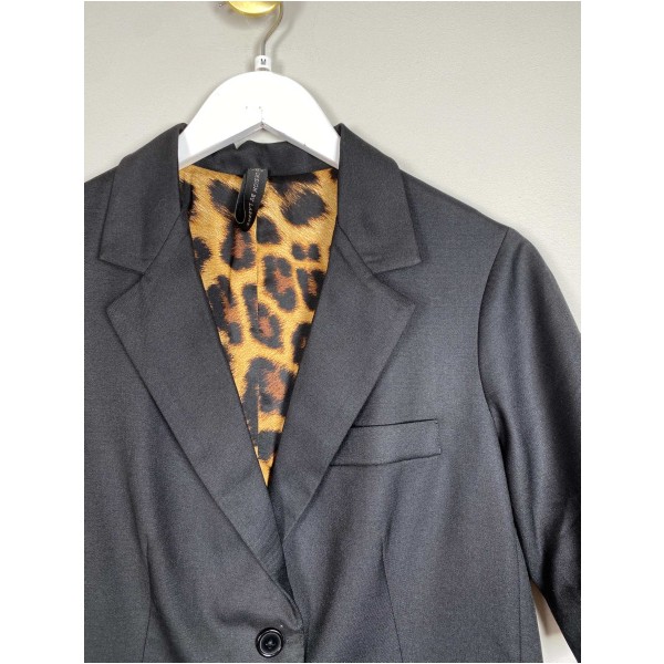 Design by Lærke Str. M <br/> Kortærmet blazer, sort. - Image 2