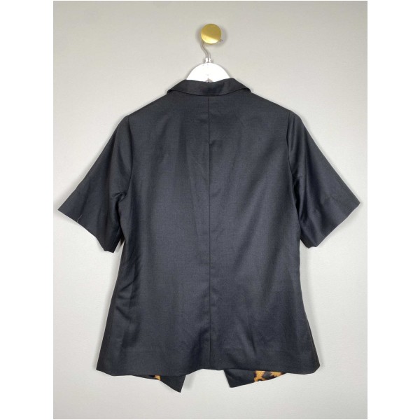 Design by Lærke Str. M <br/> Kortærmet blazer, sort. - Image 3