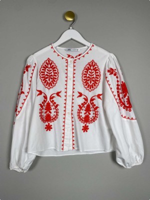 Zara Str. M <br/> Bluse med borderi.