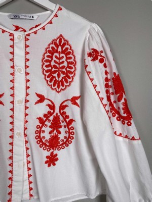 Zara Str. M <br/> Bluse med borderi.