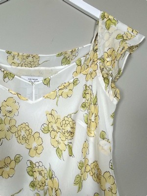Ann Taylor str. S <br/> råhvid top med gule blomster
