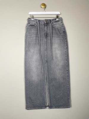 Only str. S <br/> grå denimnederdel med bindebånd