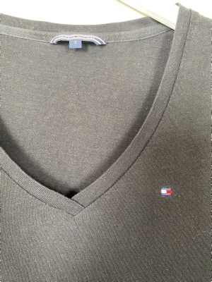 Tommy Hilfiger str. S <br/> sort t-shirt med v-hals