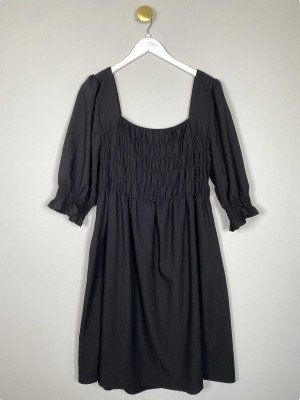 Neo Noir str. 44 <br/> sort kjole med smock ved bryst