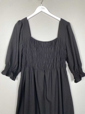 Neo Noir str. 44 <br/> sort kjole med smock ved bryst