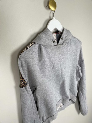 Dolce & Gabbana str. M <br/> grå hoodie med mønstret ryg