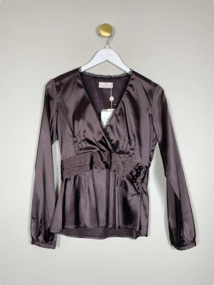 Malou Sander str. 36 <br/> bluse med bånd og perler