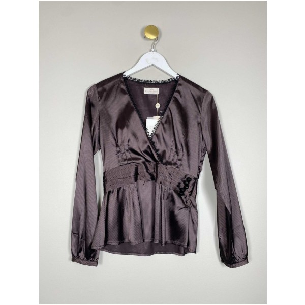 Malou Sander str. 36 <br/> bluse med bånd og perler