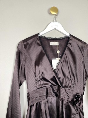 Malou Sander str. 36 <br/> bluse med bånd og perler