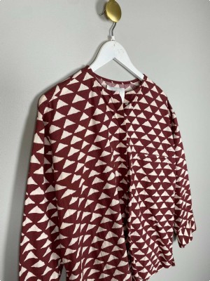 La Carlia str. S <br/> bordeaux bluse med hvide trekanter