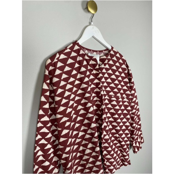 La Carlia str. S <br/> bordeaux bluse med hvide trekanter - Image 2