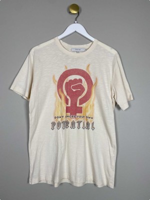 Munthe str. 36 <br/> råhvid t-shirt med tryk, fitter stort