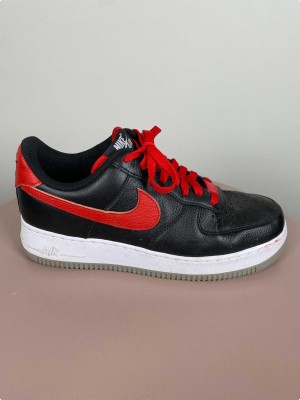 Nike str. 40 <br/> sorte sneakers med rødt logo og snørebånd