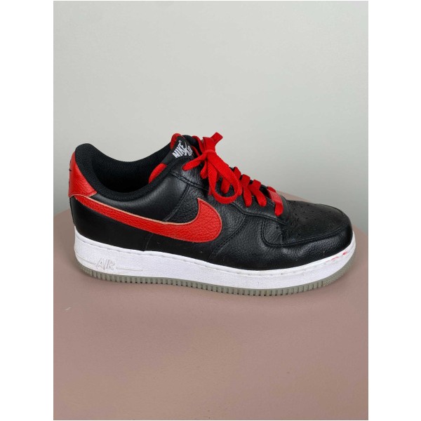 Nike str. 40 <br/> sorte sneakers med rødt logo og snørebånd