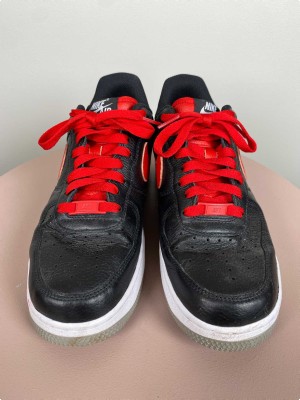 Nike str. 40 <br/> sorte sneakers med rødt logo og snørebånd