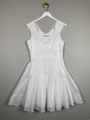 Karen Millen str. 40 <br/> hvid kjole med blondedetaljer